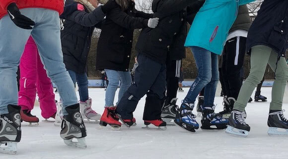 Foule de patineurs à glace.