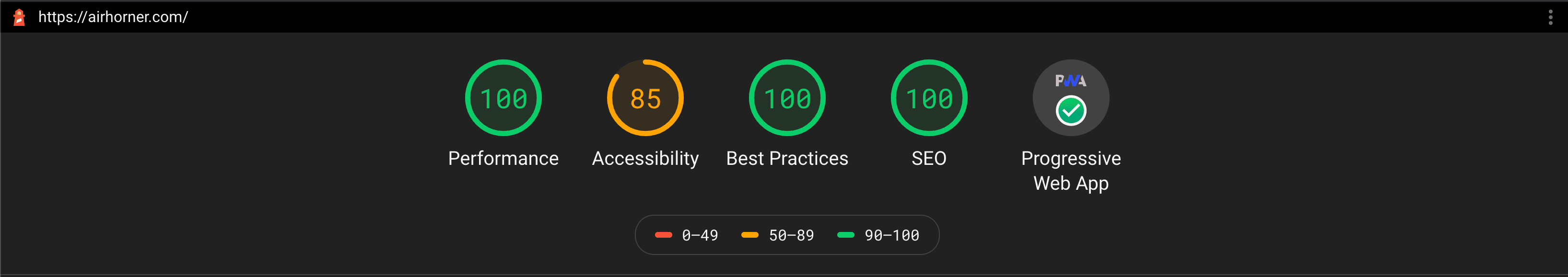 Capture d&#39;écran montrant le score Lighthouse d&#39;AirHorn, avec le badge PWA et un score de performances de 100.