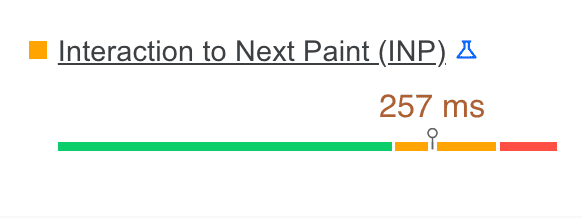 Captura de tela da auditoria de INP no CrUX. O INP da página é de 257 milissegundos, o que está dentro dos limites &quot;melhorias necessárias&quot;.
