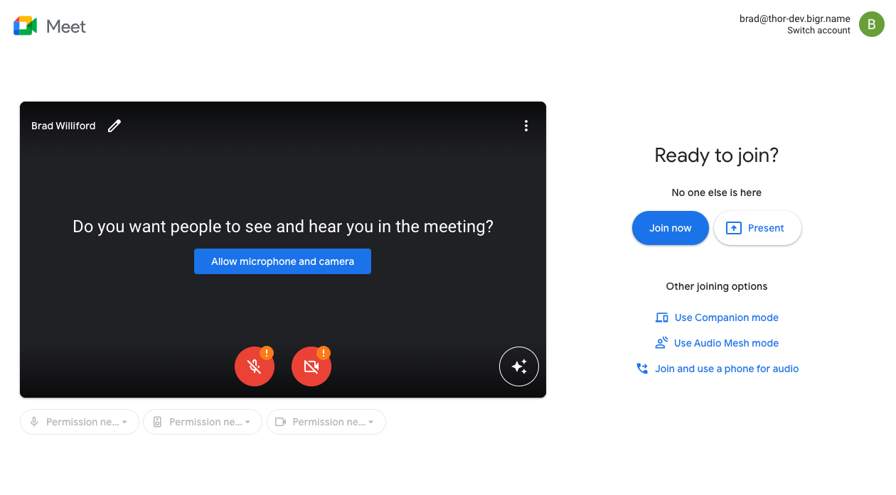 使用者未允許攝影機和麥克風存取權，但仍加入了正在進行的 Google Meet 會議。中心的按鈕可讓使用者選擇允許存取這兩種權限。